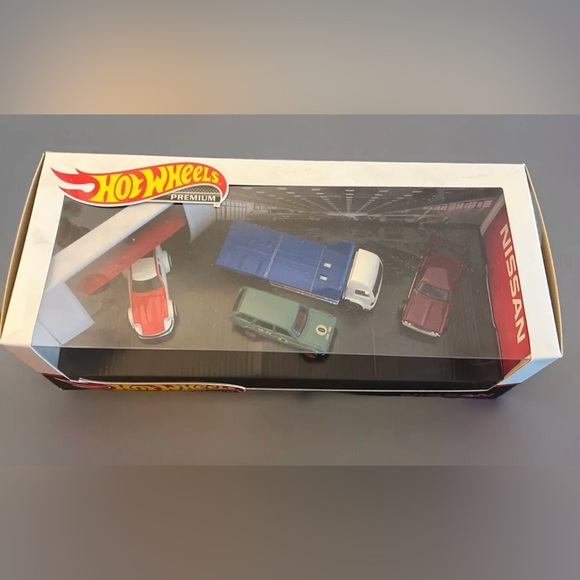 2020 HOT WHEELS PREMIUM~NISSAN 4 PIECE GARAGE DIORAMA BOX SET - Picture 2 of 13